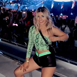 Neon green K Too from Trendy & Tipsy), one sleeve